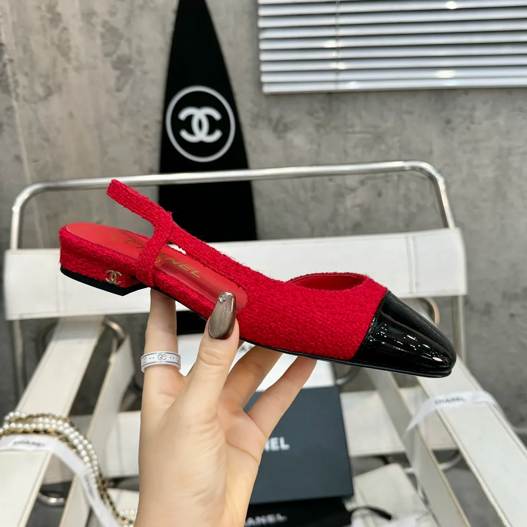 👟👟Ex-factory price 480👟👟 CHANEL Chanel flat bottom series🌹Fashionable classic sandals loved by all stars Fabric [👉] Mixed sheepskin👣🐏 Lining [👉] Silk sheep lining👣🐏 Insole [👉] Silk sheep👣🐏 Sole [👉] Genuine leather outsole imported from Italy 🌻 Packaging [👉] Chanel original box packaging 🌸 Code number [🦶🏻] 34-42 (⚠️34.41.42 is a custom code and cannot be returned or exchanged. Please understand)